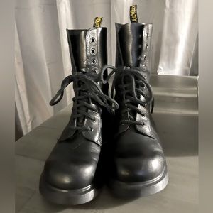 Doc Martins Vintage 90’s combat boots. Black excellent condition, rare #2071047!
